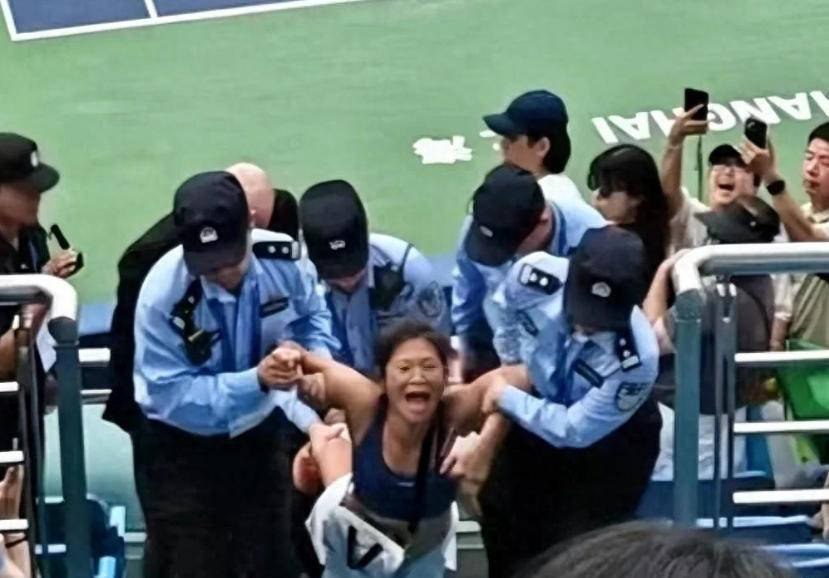 裁判判罚引争议,比赛气氛紧张异常怎么办